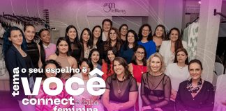 Foto mostra as associadas da Órbita Feminina, algumas sentadas e outras em pé. Com uma legenda: Tema "O seu espelho é você"