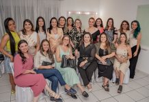 um grupo de mulheres posando para uma foto