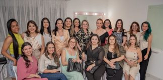 um grupo de mulheres posando para uma foto