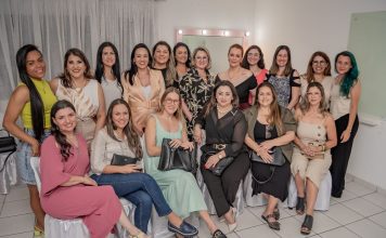 um grupo de mulheres posando para uma foto