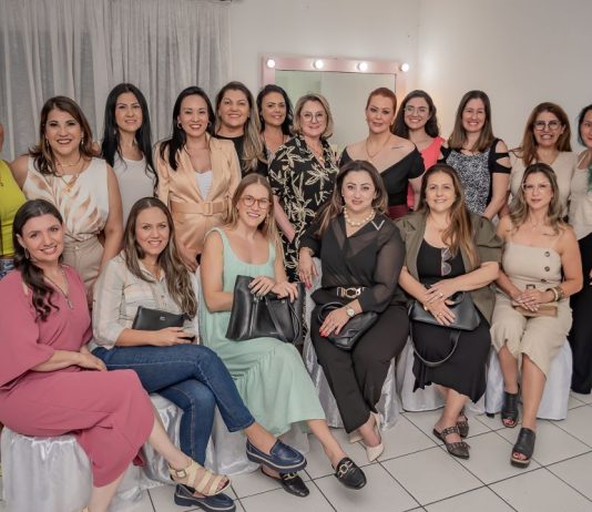 um grupo de mulheres posando para uma foto