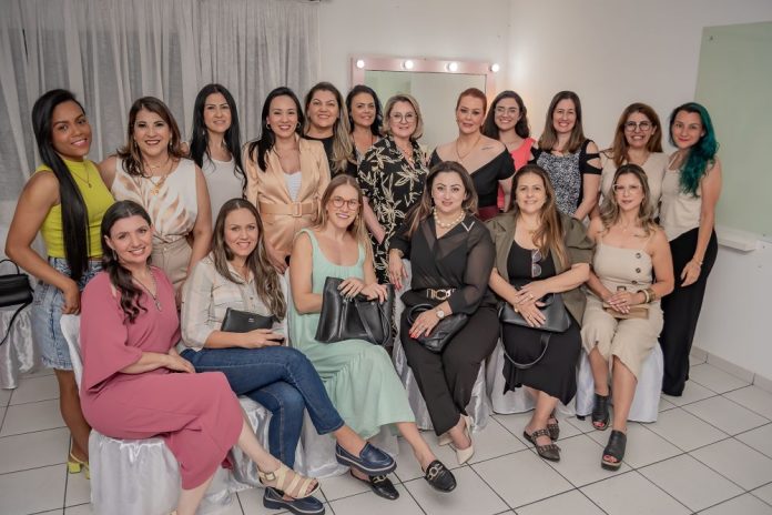 um grupo de mulheres posando para uma foto