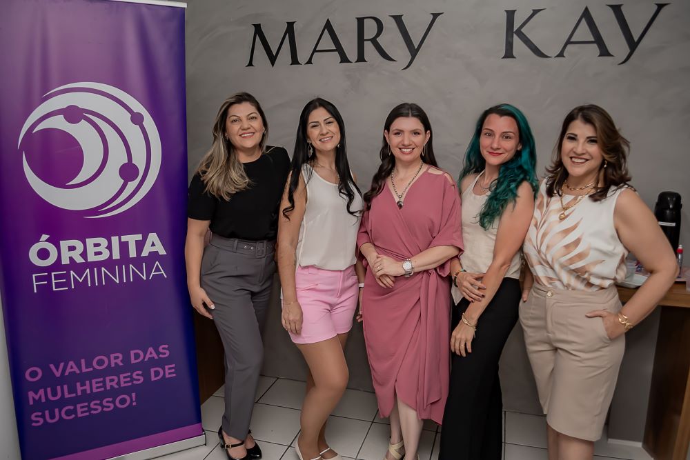 um grupo de mulheres posando para uma foto