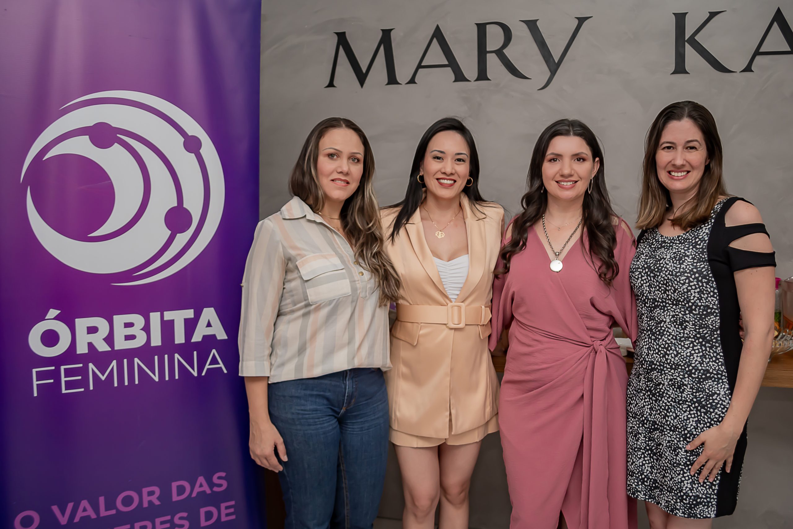 um grupo de mulheres posando para uma foto