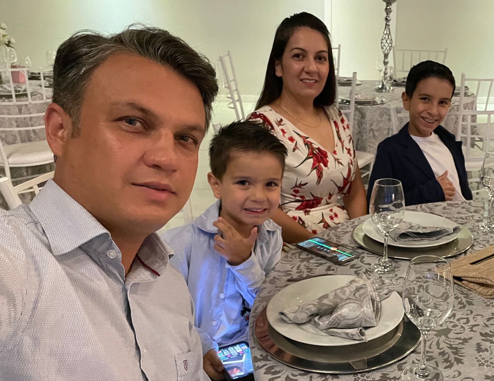 Familia posando pra foto