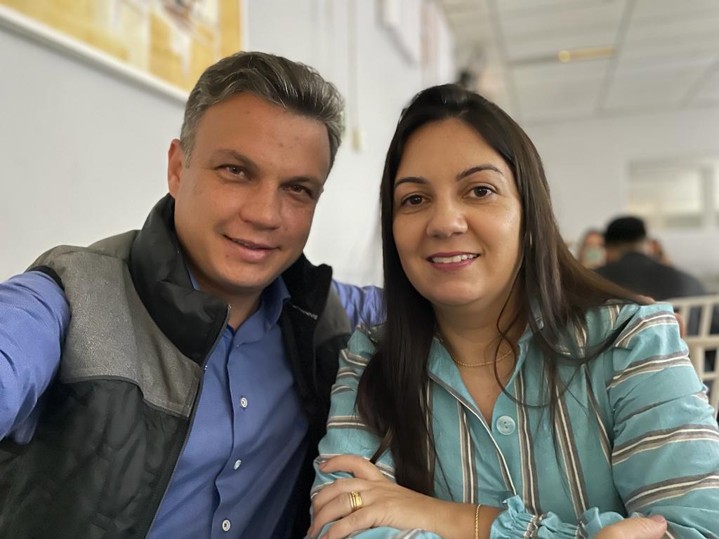 Um homem  e uma mulher posam para foto